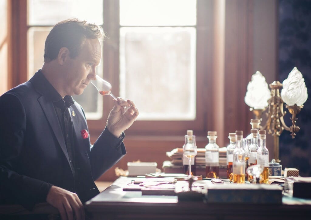 Alexandre Gabriel, Ferrand Cognac Master Blender, en train de composer l'assemblage de Légendaire