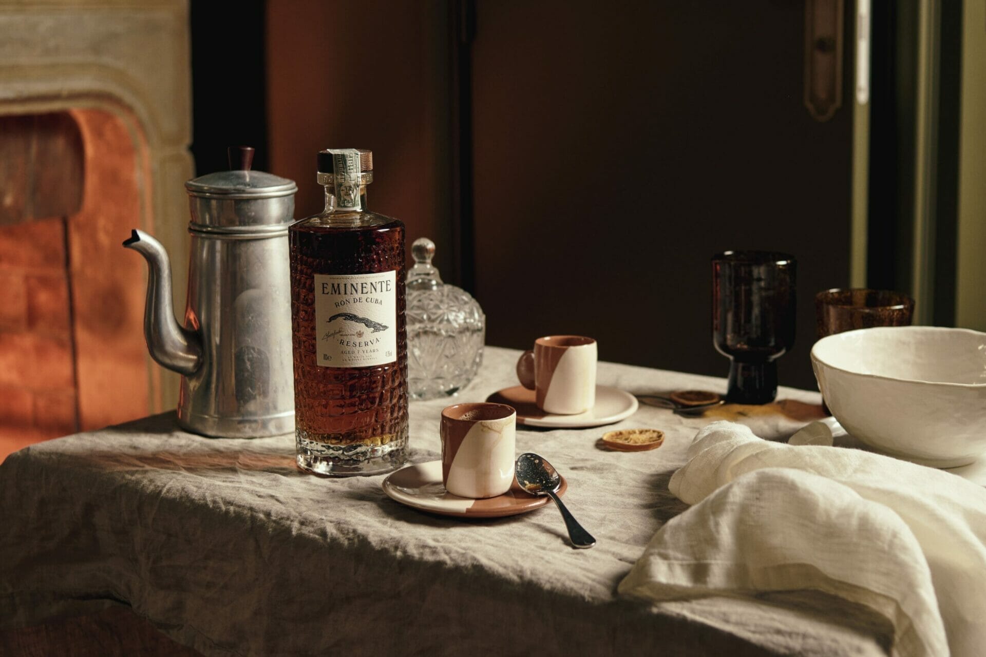 Le rhum Eminente propose son rituel de service autour du café, El Cafecito