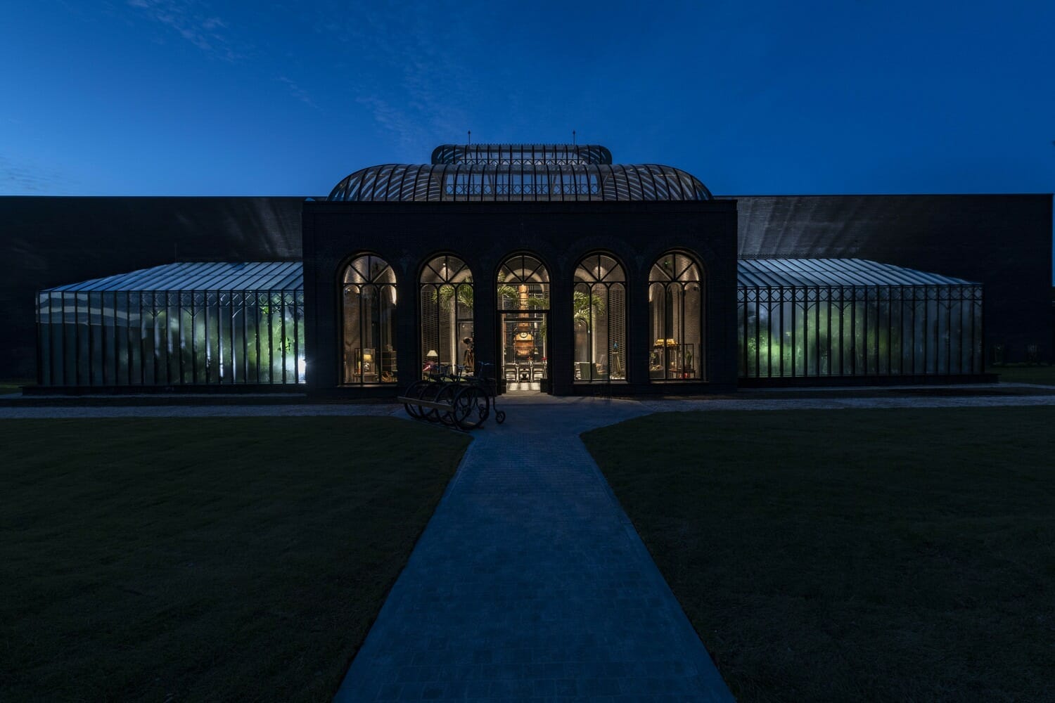 Hendrick's_10_External_at_Night_John_Paul