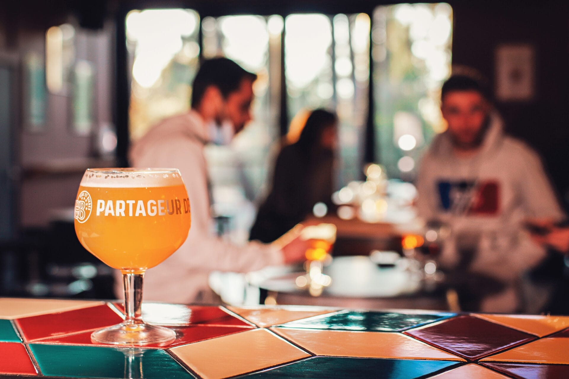 Ambiance festive V and B : votre destination préférée pour savourer une sélection unique de boissons entre amis